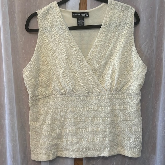 3/$20 cream vneck lace  top - Picture 1 of 4